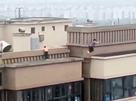 بالفيديو.. مشهد يحبس الأنفاس لطفلين يقفزان أعلى ناطحة سحاب