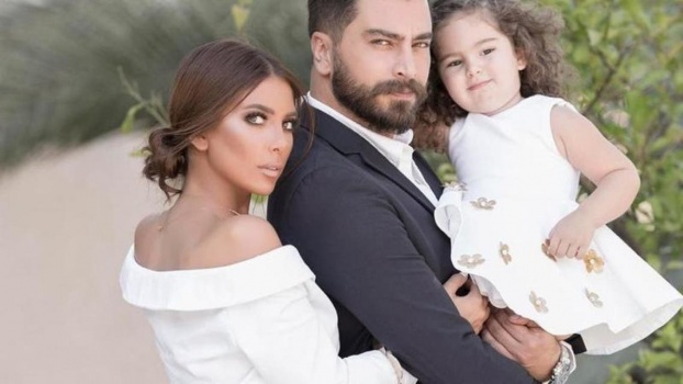 زوجة فنان شهير تحذف صوره.. هل وقع الطلاق؟