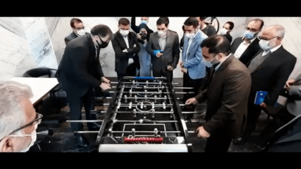 وزير الاتصالات الإيراني يخوض مباراة على طاولة كرة القدم.. فمن منافسه؟