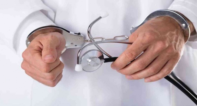 القبض على طبيب ليس لديه شهادة جامعية في الكويت