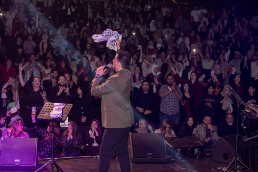 محمد عساف يضيء ليالي آنهايم ويلوّح بالكوفية الفلسطينية