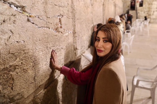 ملكة جمال العراق السابقة تزور “حائط البراق” وتصف القدس بأنها مدينتها المفضلة في "إسرائيل"