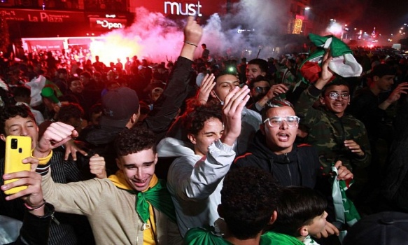 قتيلان وعشرات الجرحى في احتفالات الجزائريين بكأس العرب