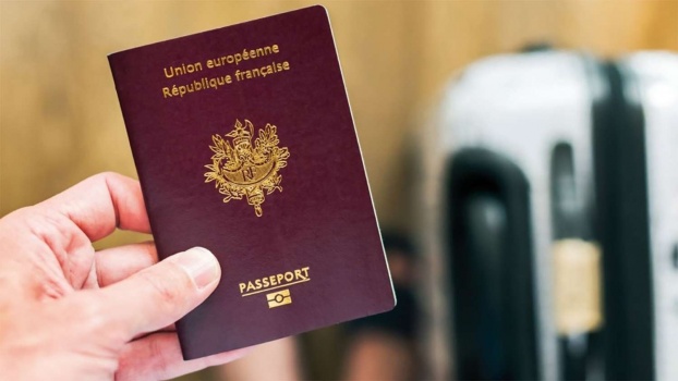 فرنسا تسهل على مواطنيها حمل اسم الأم