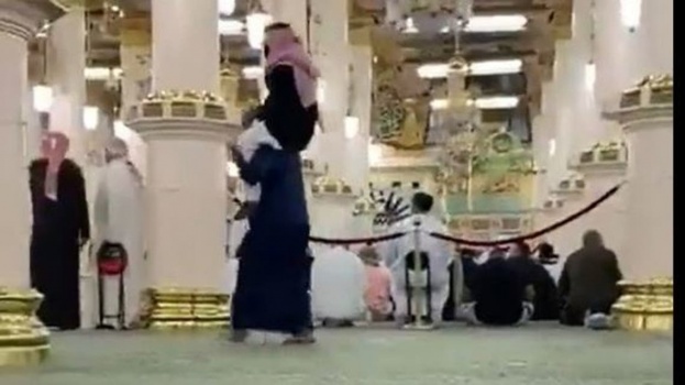 فيديو يجسد بر الوالدين.. شاب يحمل والده على كتفيه بالمسجد النبوي