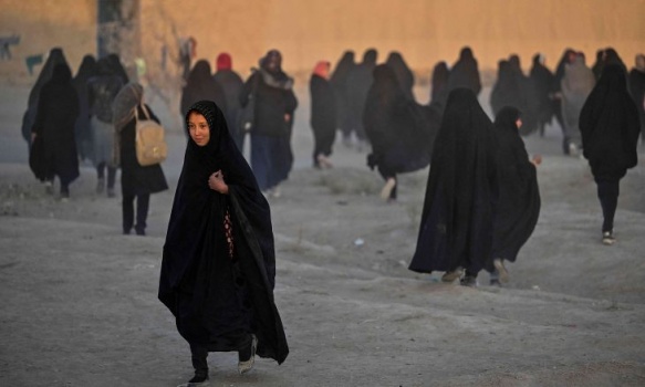 طالبان تحظر على النساء التنقل لمسافات بعيدة بمفردهن