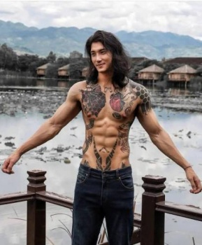 اختيار سجين سياسي في ميانمار كأجمل وجه في العالم للعام 2021
