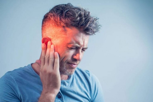 7 أسباب للإصابة بطنين في أذن واحدة