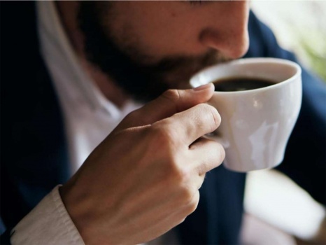 هدد بفضحها .. تضع السم لمديرها في القهوة