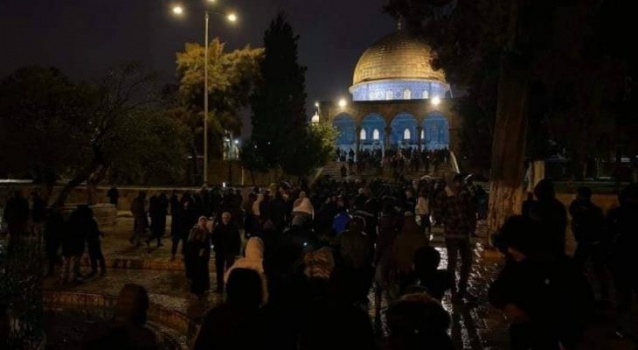 الاحتلال يعرقل وصول المصلين لصلاة "الفجر العظيم" بالقدس