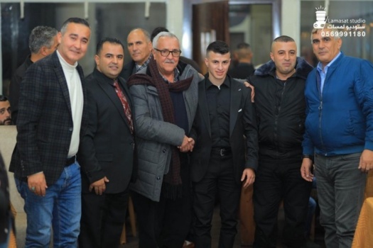 بعد 20 عاما على اغتيال عاطف عبيات .. جمهور كبير يحتفل بخطبه نجله حسين