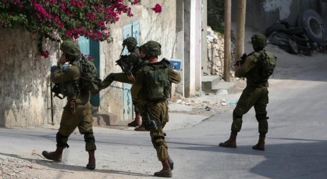 الاحتلال يعتقل 3 فلسطينيين ويداهم مناطق في الضفة