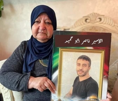 والدة الأسير أبو حميد توجه رسالة لمحمد الضيف