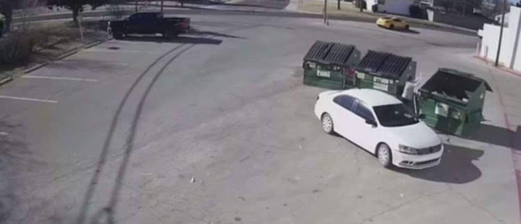 شاهد.. امرأة تلقي بمولودها في صندوق القمامة
