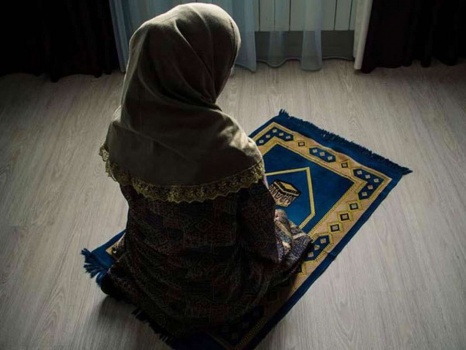 ما حكم صلاة المرأة بمساحيق التجميل؟
