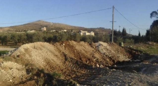 الاحتلال يغلق طريقا بالسواتر الترابية في "سبسطية"