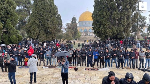 30 ألفا يؤدون صلاة الجمعة في الأقصى