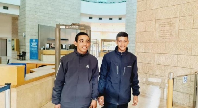 الاحتلال يقضي بحبس طفليْن من النقب منزليًا وغرامات