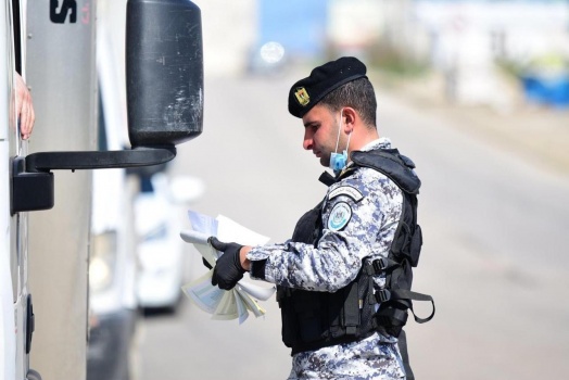 الضابطة الجمركية تضبط شاحنتين محملتين بمخلفات مواد بناء في سلفيت