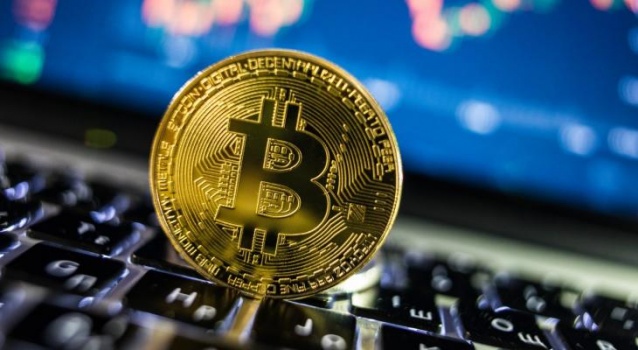 "بتكوين" تفقد 50% من قيمتها