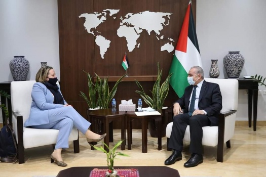 اشتية خلال لقائه وزيرة التجارة البريطانية: العلاقة التجارية بين فلسطين والعالم ليست رهينة لإسرائيل