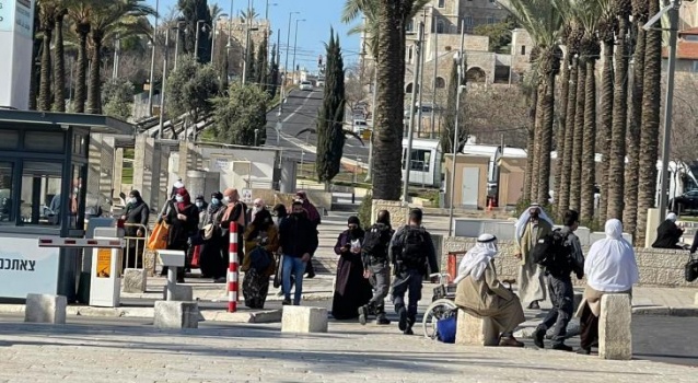 الاحتلال يعرقل دخول المصلين للقدس