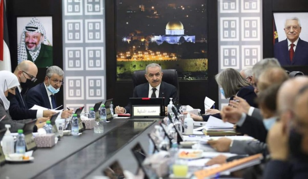 اشتية: نتابع الأوضاع بالخليل ولا أحد فوق القانون