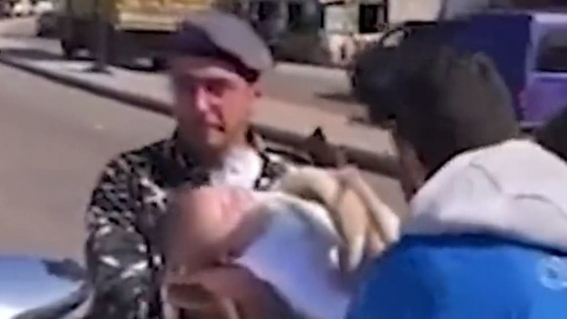 "خدها.. ما معي طعميها" فيديو مؤلم لشاب لبناني يعطي رضيعته لشرطي