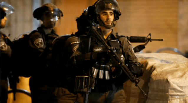 الاحتلال يعتقل 10 فلسطينيين من الضفة والقدس