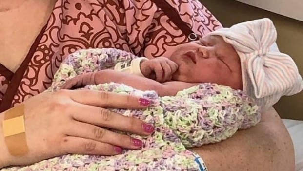 سيدة تنجب في الغرفة 2 بتاريخ 22/2/22 الساعة 2:22