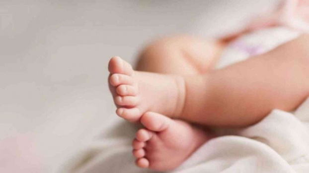 تخنق رضيعها وتلقيه في القمامة