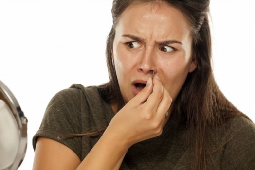 أطباء ..نزع أو نتف شعر الأنف قد يؤدي إلى الموت