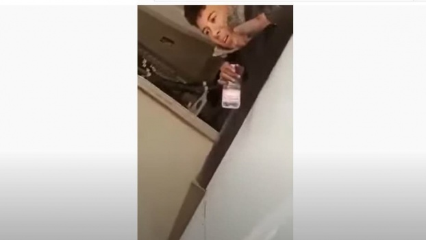 متخفياً أسفل الطائرة.. جزائري يصل فرنسا بطريقة مميتة (فيديو)