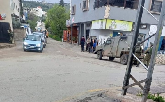 الاحتلال ينصب حاجزا عسكريا في قرية الطيبة غرب جنين
