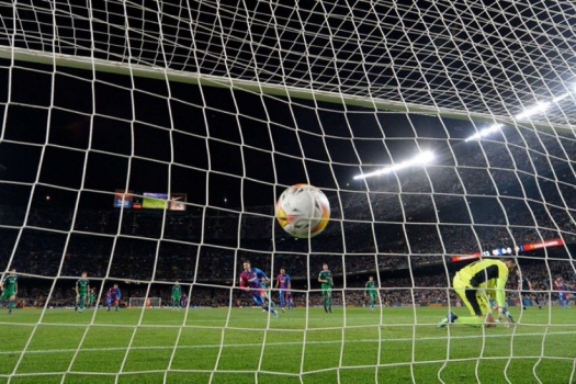 برشلونة ينذر الريال برباعية في أوساسونا بالدوري الإسباني