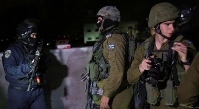 قوات الاحتلال تعتقل ثلاثة فلسطينيين من رام الله وجنين