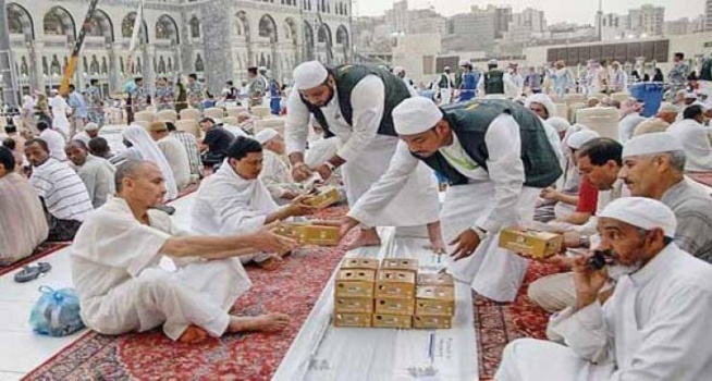 بعد غياب عامين.. السفرة الرمضانية تعود للمسجد النبوي