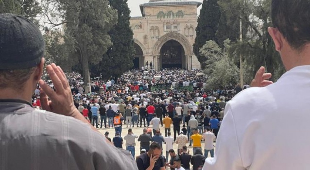 عشرات الآلاف يؤدون صلاة الجمعة في "الأقصى"