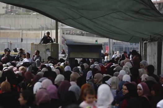 الآلاف يتوافدون الى الأقصى لآداء صلاة الجمعة الأولى من شهر رمضان