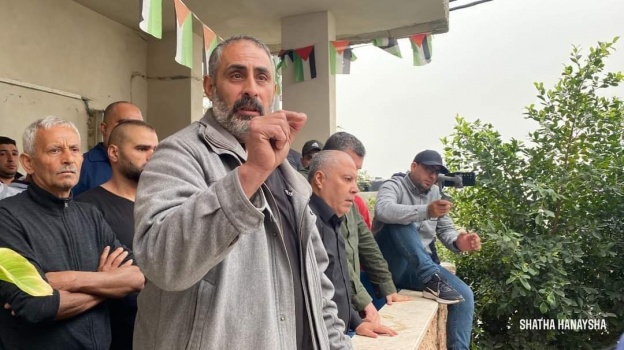 الاحتلال يطالب والد منفذ عملية "تل أبيب" رعد حازم بتسليم نفسه وأبنائه