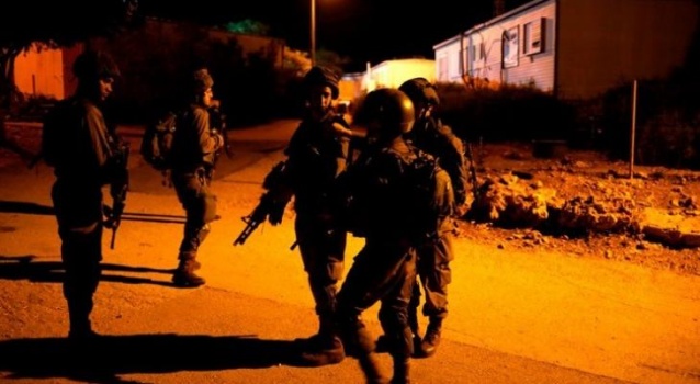 بينهم ضابط في الأمن الوطني… حملة اعتقالات إسرائيلية تطال 23 فلسطينيًا من الضفة والقدس