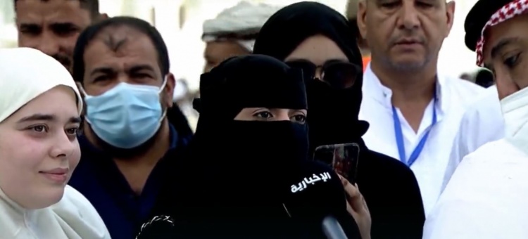 فتاة توجه رسالة مؤثرة من المسجد الحرام إلى شقيقها السجين