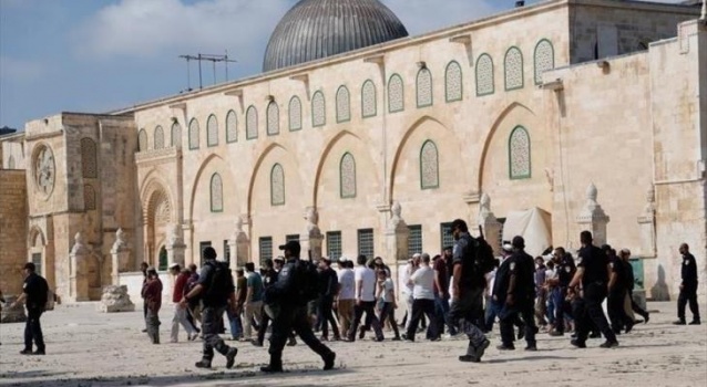 الاحتلال يقتحم "الأقصى" ويفرغه من المصلين
