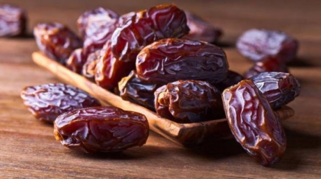 ماذا يحدث عند تناول التمر يوميا؟