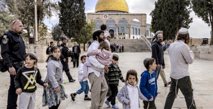 مسيرة الأعلام تفجّر خلافاً بإسرائيل.. المستوطنون يتحدّون إلغاءها، ومصدر أمني: وصولها لباب العامود يعني الحرب