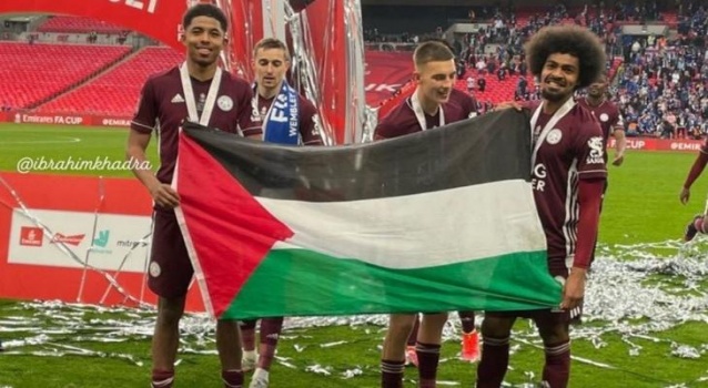 بالصور &hellip; مدافع ليستر سيتي يُحرج لاعباً إسرائيلياً