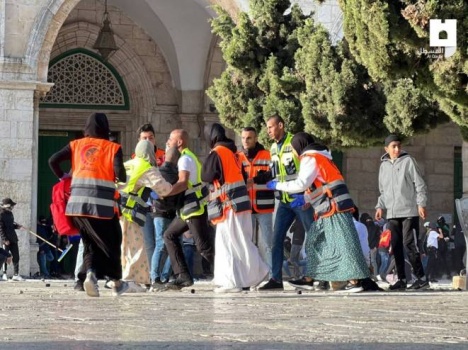 عشرات الاصابات جراء اعتداء الاحتلال على المصلين في الأقصى