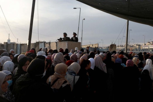 آلاف الفلسطينيين يشدون الرحال إلى المسجد الأقصى