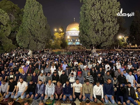 صور...100 ألف مصلٍ يؤدون صلاتي العشاء والتراويح في الأقصى