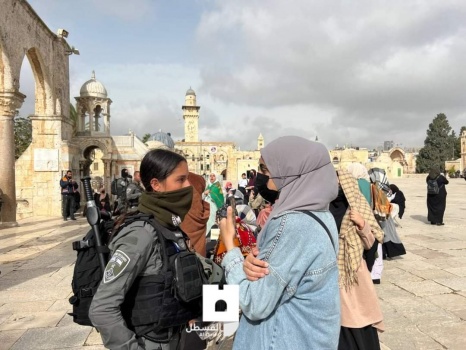 "إنتِ بترجعي".. من هي المرابطة التي أجبرت المجندة على التراجع أمامها في الأقصى؟